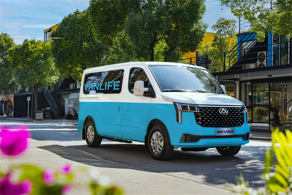 跑得猛、花得少、养得省、全场景！“全场景高价值轻客”上汽大通新途V80 9AT荣耀上市，全面高人一档