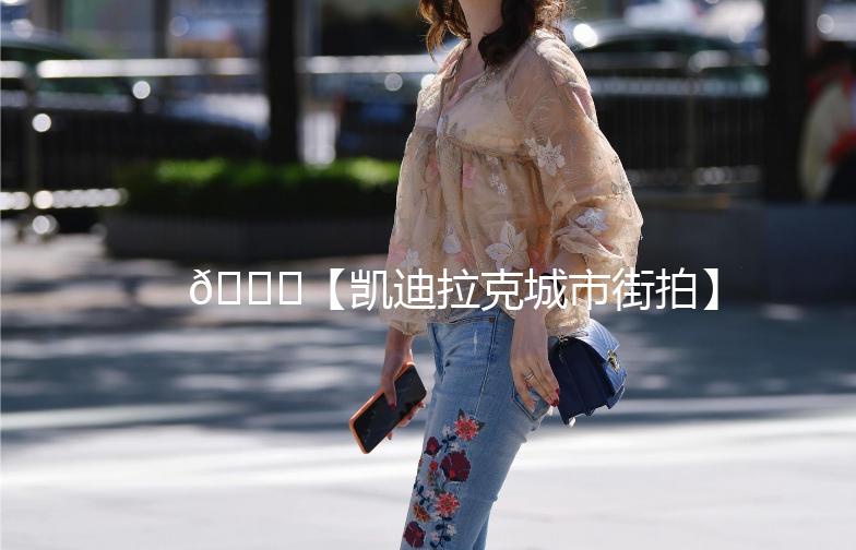 🚗【凯迪拉克城市街拍】🌆 演绎都市风采，尽在这一刻！